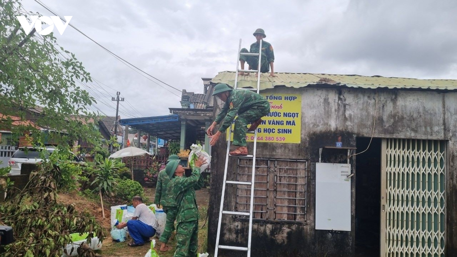 Bộ đội giúp dân ứng phó bão